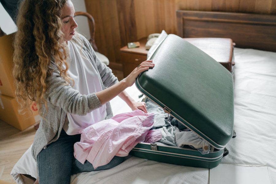Jak składać ubrania w walizce, by oszczędzić miejsca i uniknąć gniecenia?